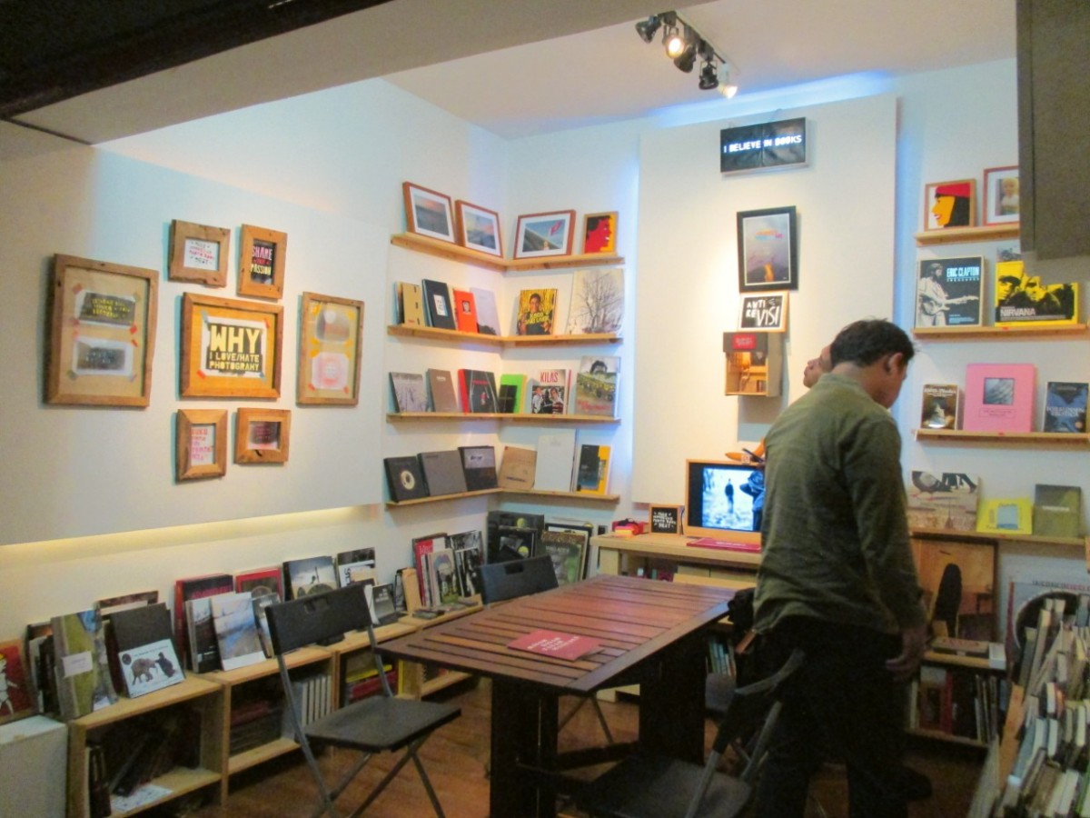 Lo bakal menemukan buku-buku fotografi yang nggak akan lo temui di toko buku lain!